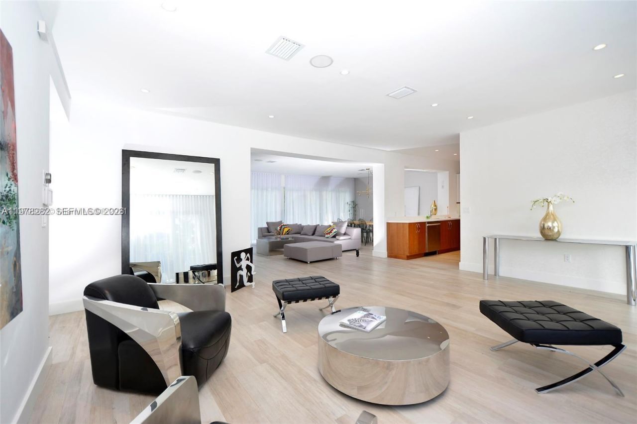 880 N Venetian Dr , Miami Beach, FL 33139 Photo