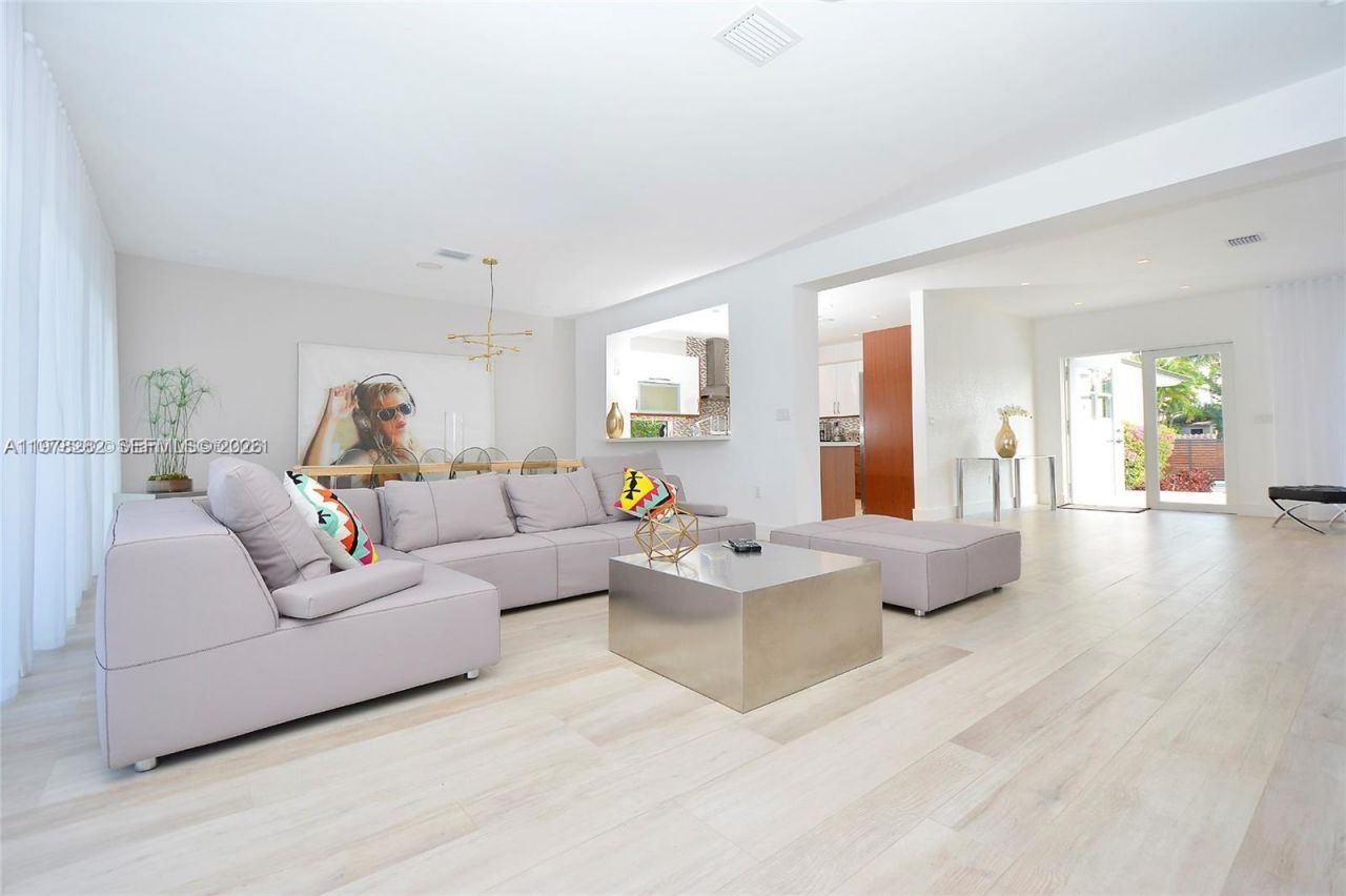 880 N Venetian Dr , Miami Beach, FL 33139 Photo