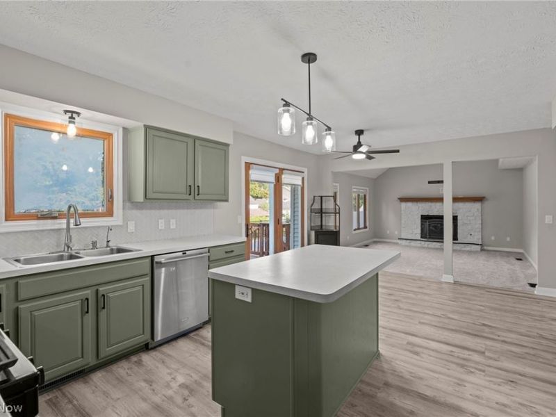 107 Keswick Court, Amherst, OH 44001 Photo 2