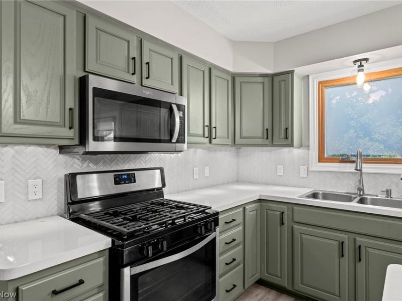 107 Keswick Court, Amherst, OH 44001 Photo 3