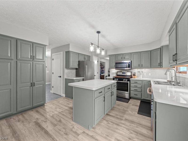 107 Keswick Court, Amherst, OH 44001 Photo 4