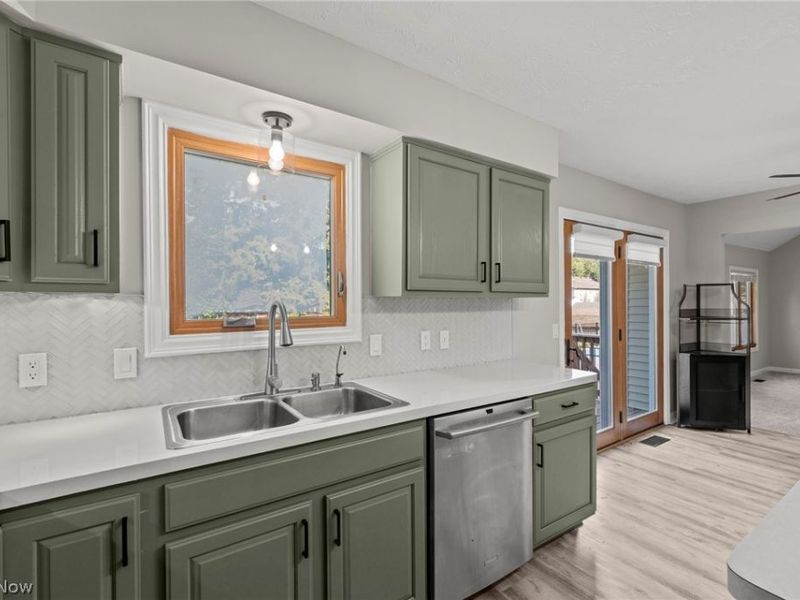 107 Keswick Court, Amherst, OH 44001 Photo 5