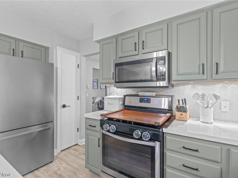 107 Keswick Court, Amherst, OH 44001 Photo 6