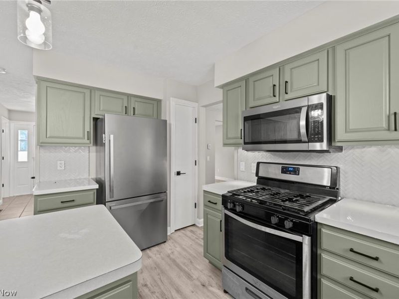 107 Keswick Court, Amherst, OH 44001 Photo 9