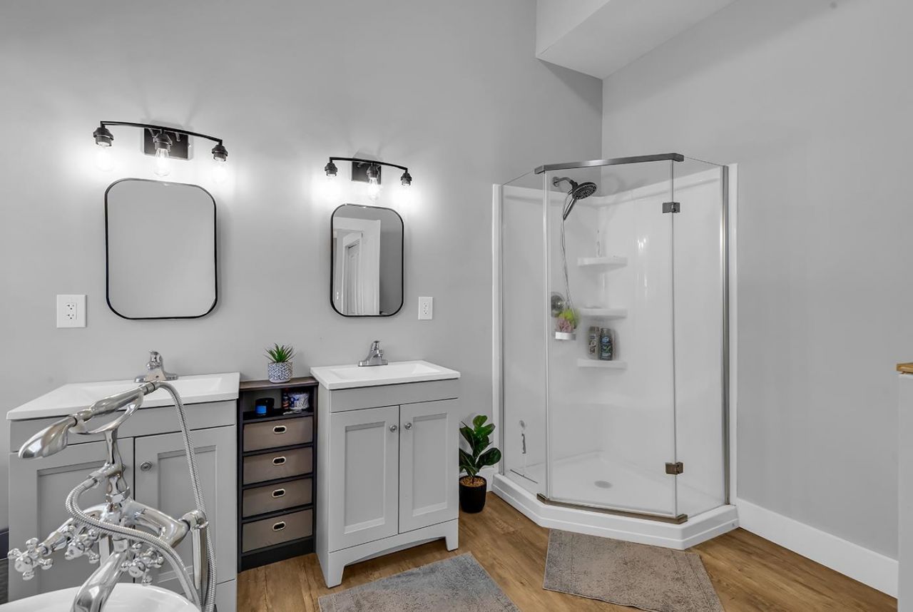 3090 Bay View Dr. Photo 11