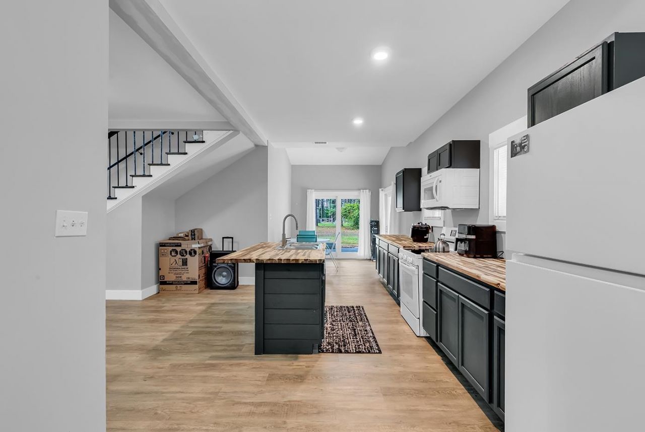 3090 Bay View Dr. Photo 9