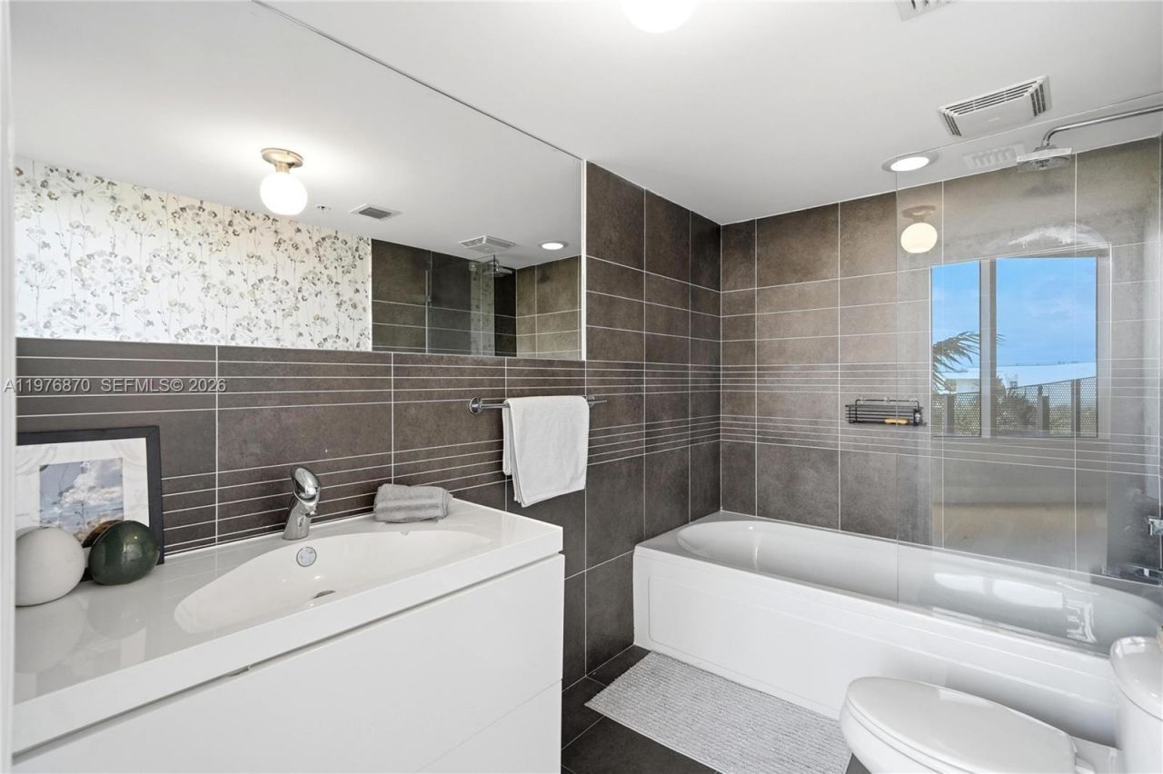 2155 Washington Ct, Unit 507, Miami Beach, FL 33139 Photo