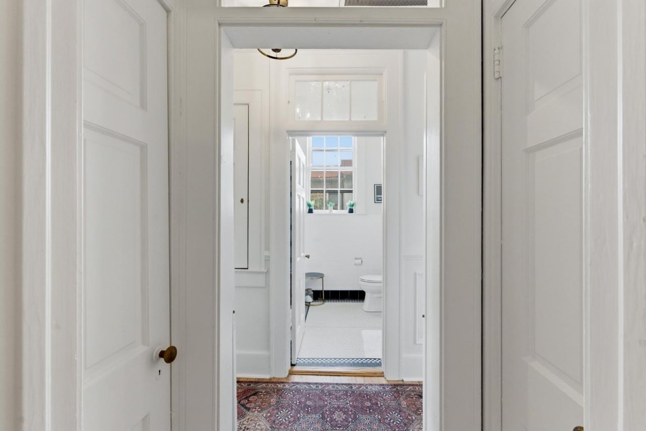 84 Bull Street Photo 15