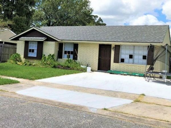 121 Sorority Drive , Lafayette, LA 70506