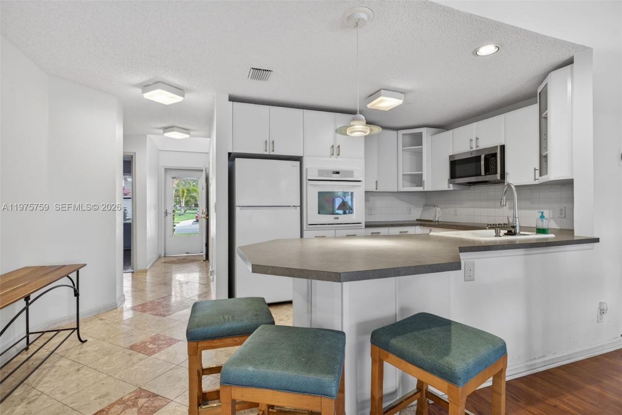 6708 N Pine Island Rd, Tamarac, FL 33321 Photo