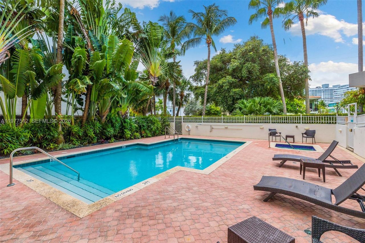 1621 Bay Rd, Unit 505, Miami Beach, FL 33139 Photo