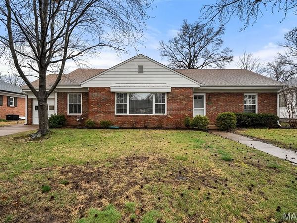 435 Hampshire Court, Webster Groves, MO 63119