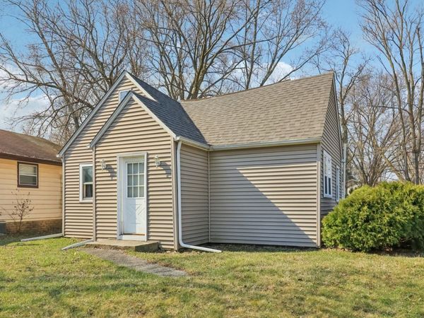 611 Golfview Drive, Round Lake Beach, IL 60073