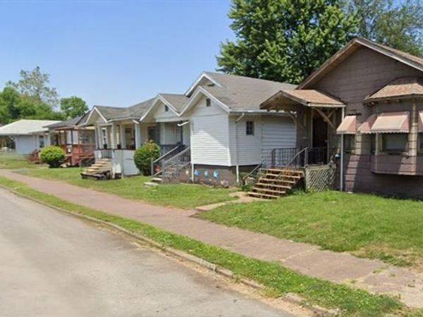 1915 College Avenue , East St Louis, IL 62205