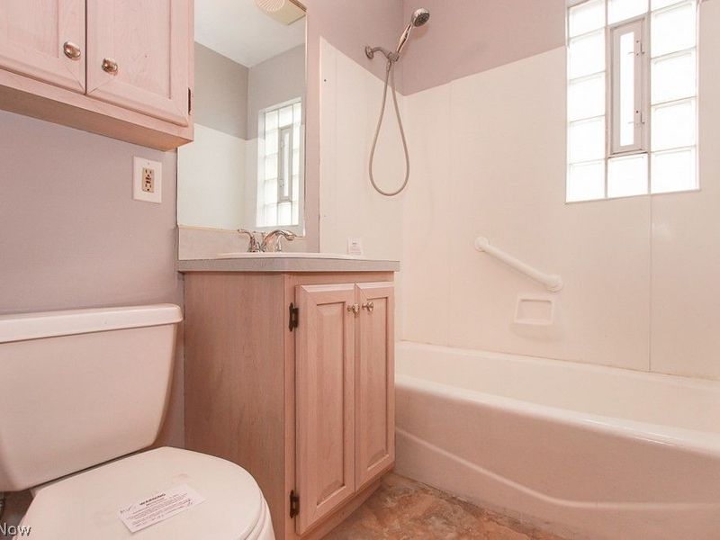 15305 Rockside Road, Maple Heights, OH 44137 Photo 20