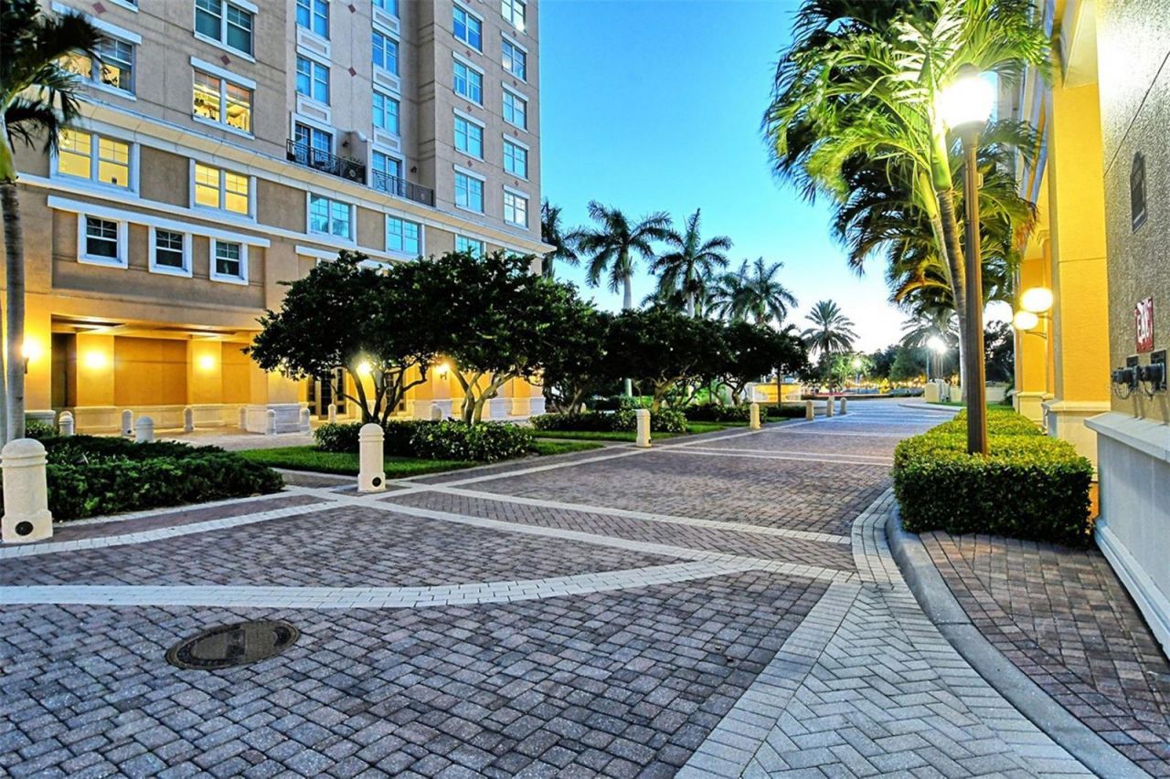 800 N Tamiami Trail , Unit 1111, Sarasota, FL 34236 Photo