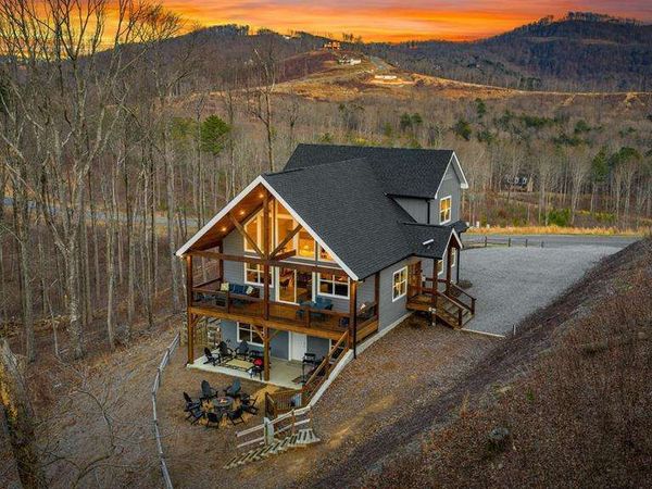 1016 Twisted Oak Road, Talking Rock, GA 30175