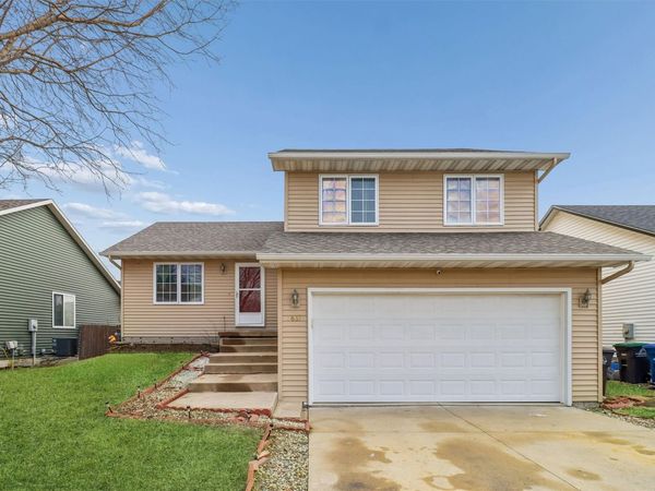 2633 Whispering Ridge Drive, Des Moines, IA 50320