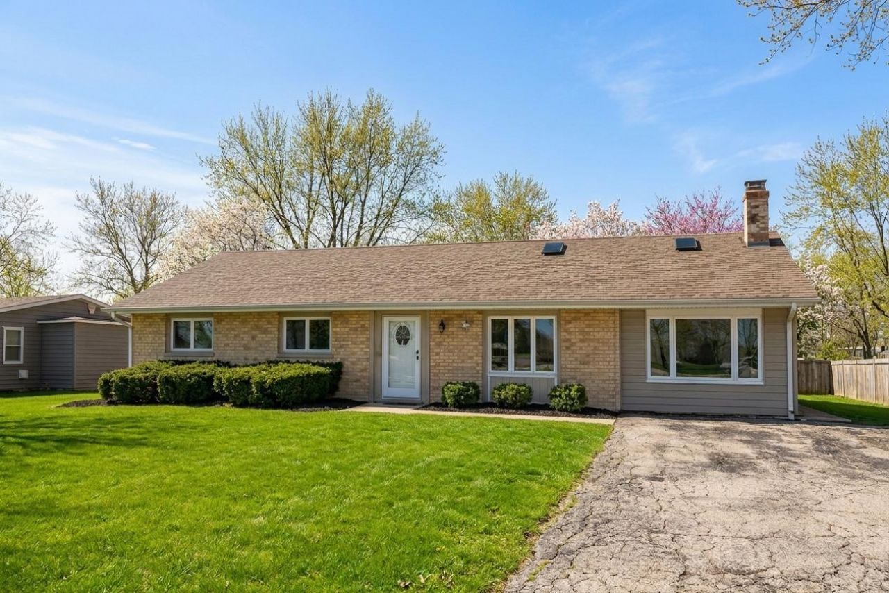 7706 Warwick Avenue, Darien, IL 60561 Main Photo