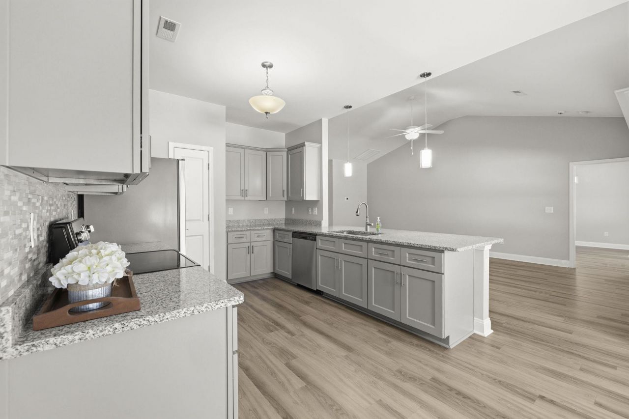 808 Twickenham Loop Photo 11