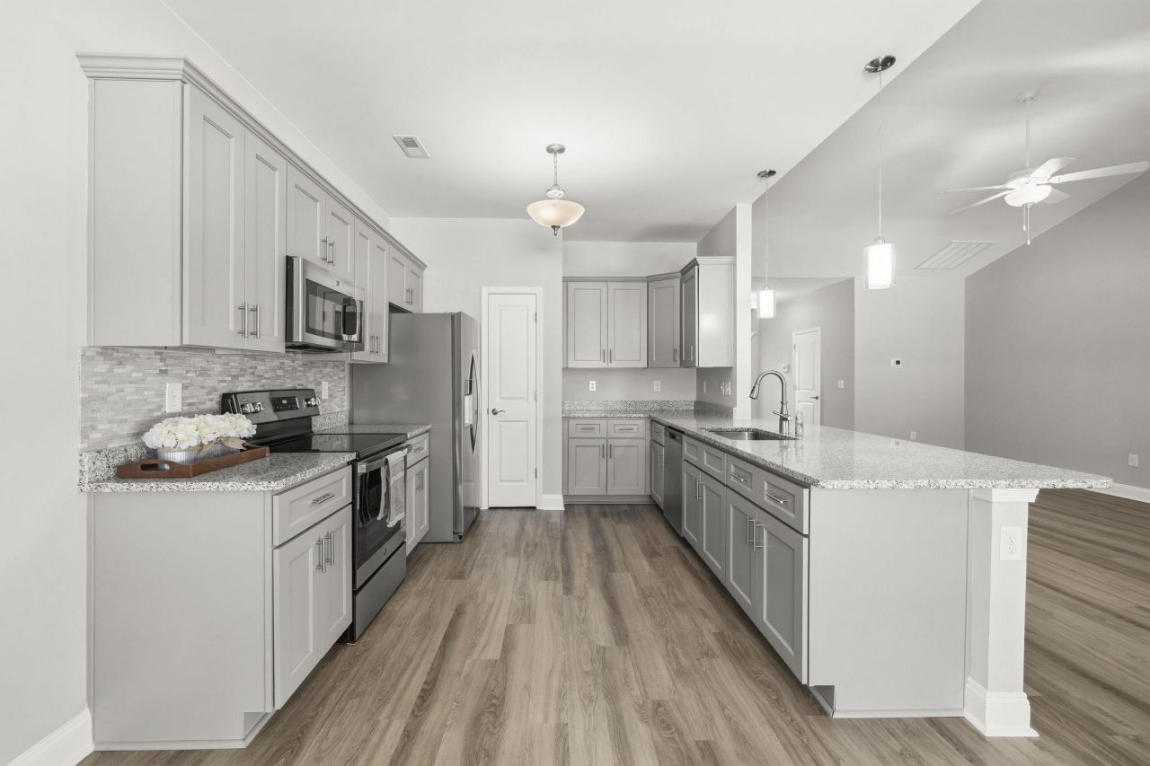 808 Twickenham Loop Photo 12