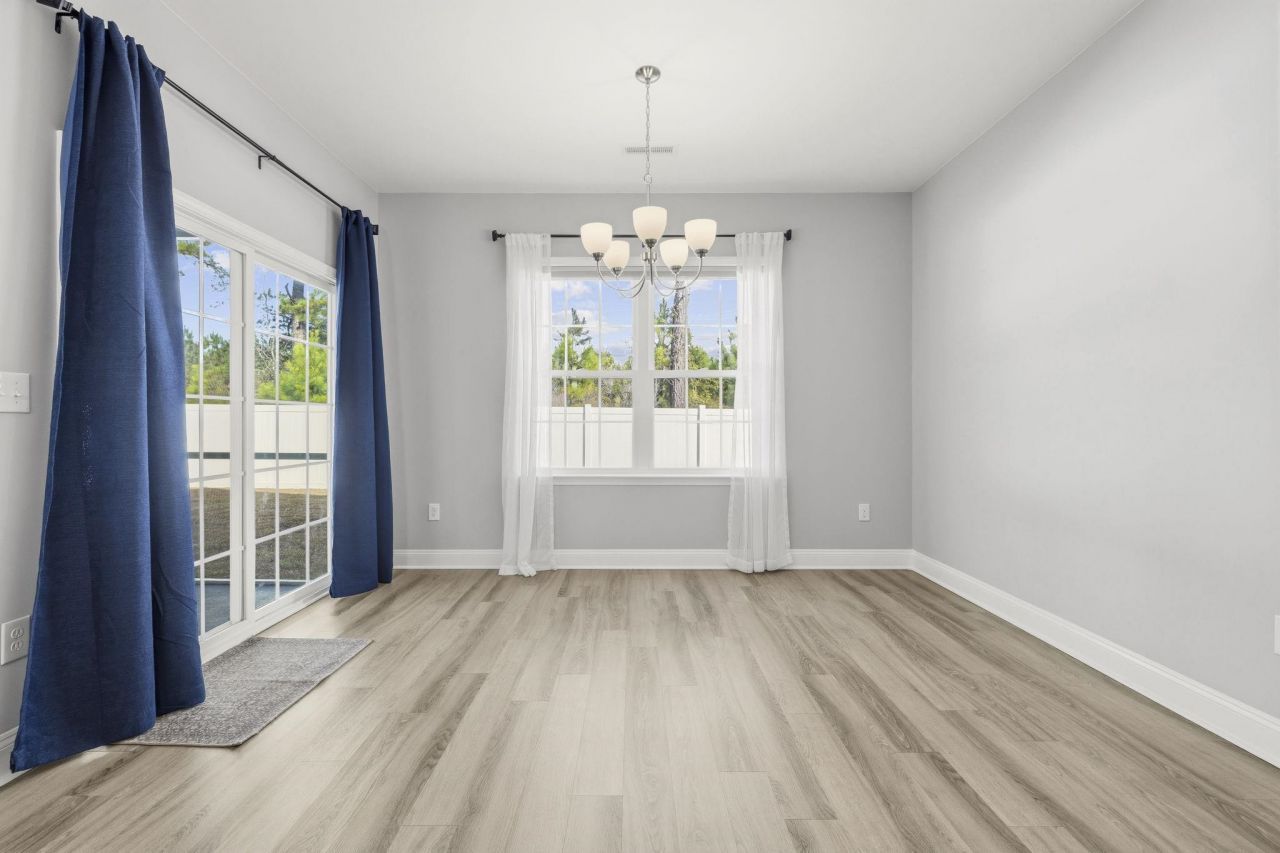 808 Twickenham Loop Photo 15