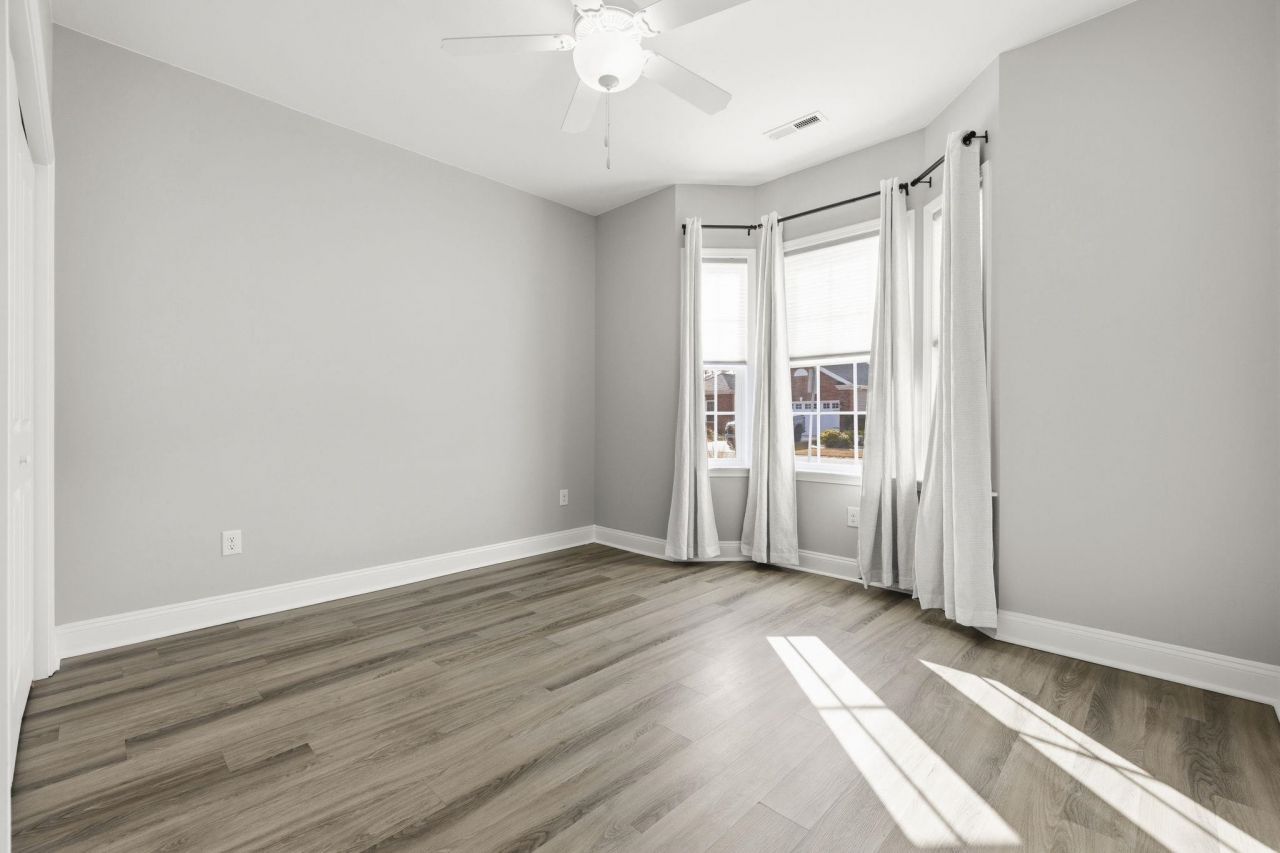 808 Twickenham Loop Photo 17