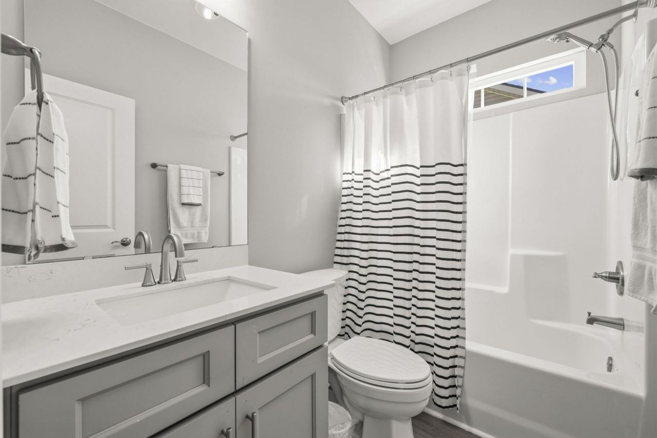 808 Twickenham Loop Photo 20