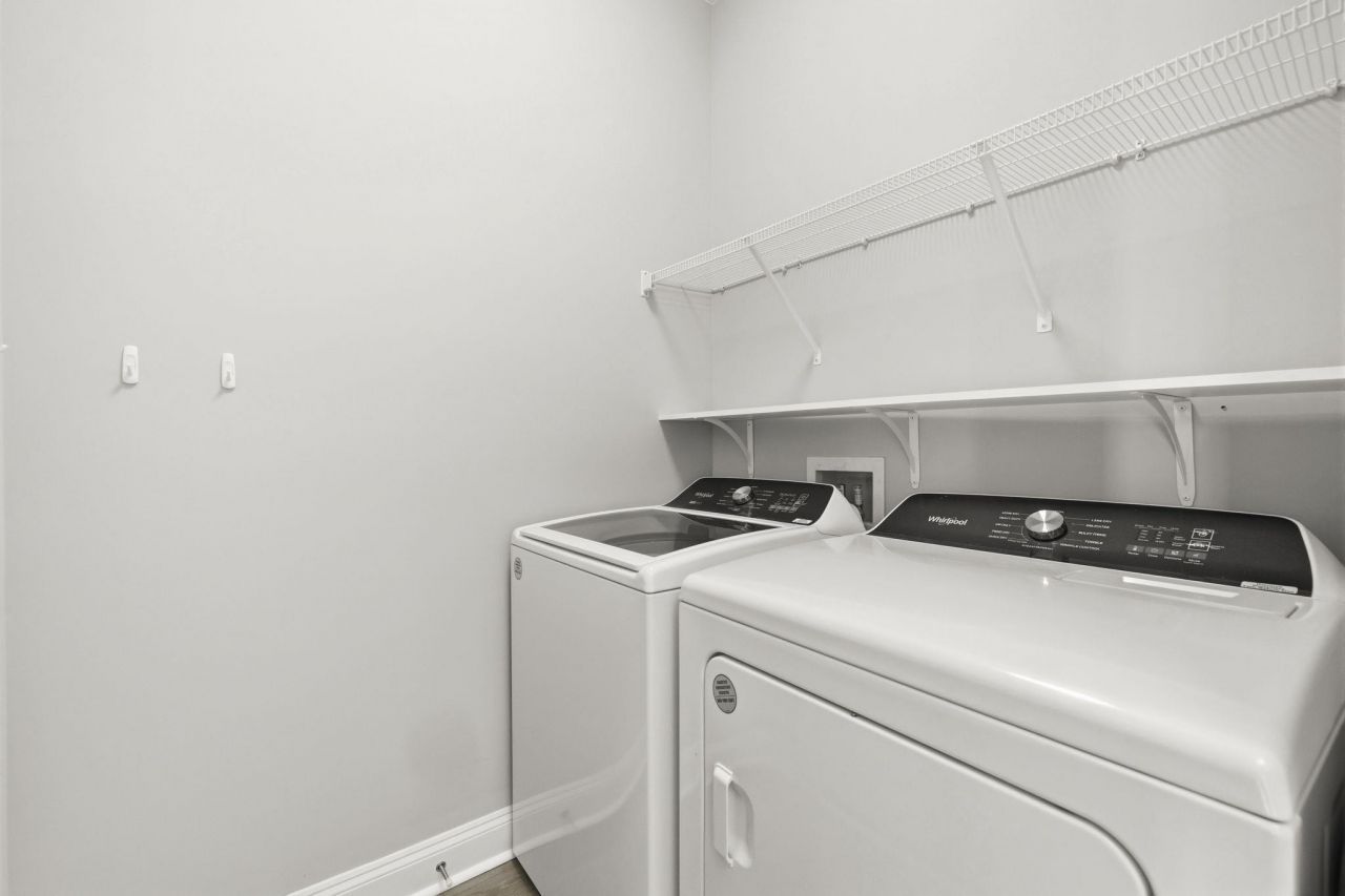 808 Twickenham Loop Photo 31