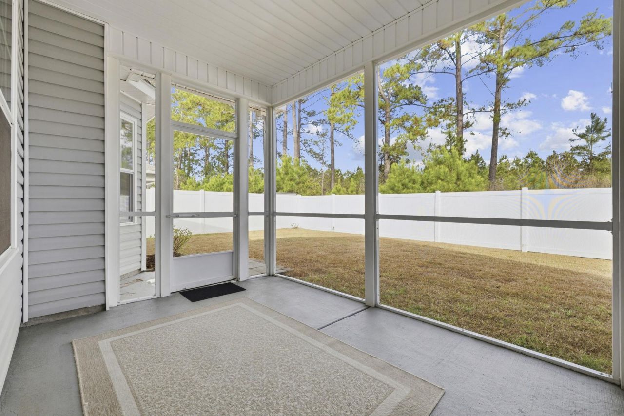 808 Twickenham Loop Photo 32