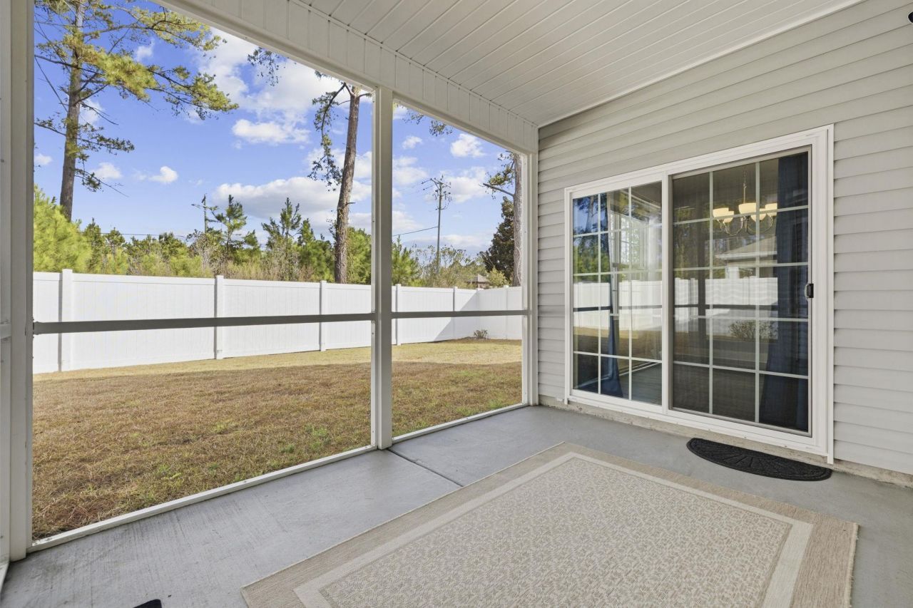 808 Twickenham Loop Photo 33