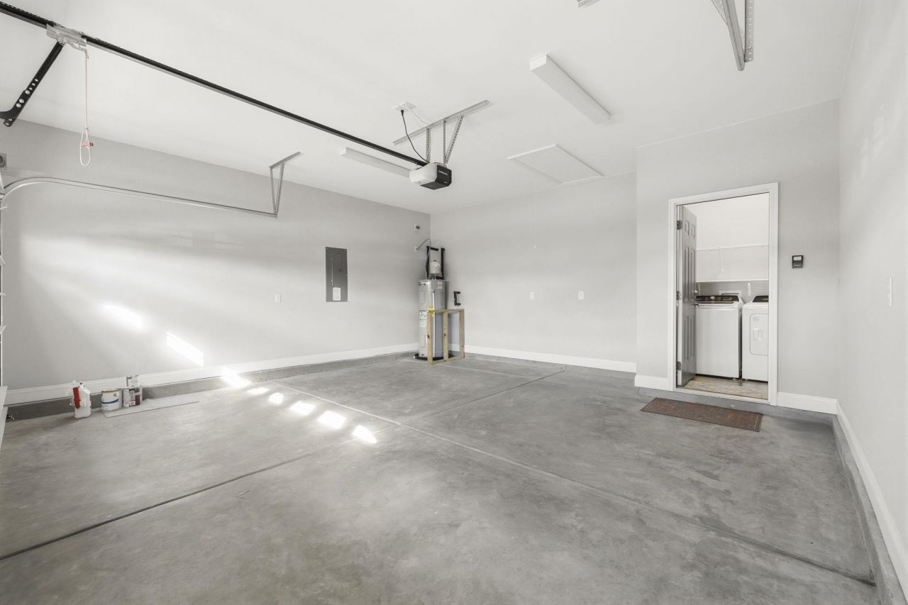 808 Twickenham Loop Photo 34