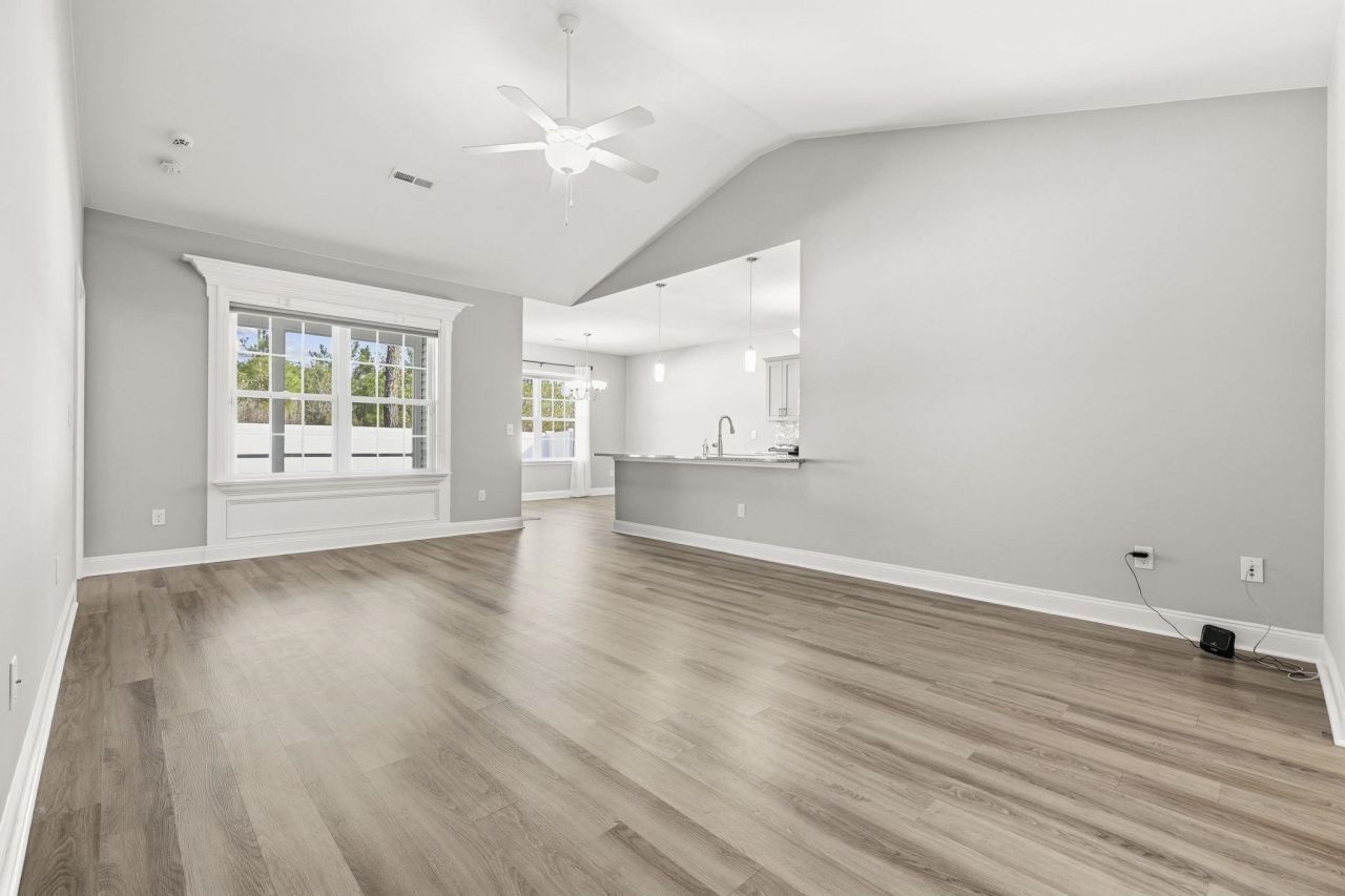 808 Twickenham Loop Photo 9