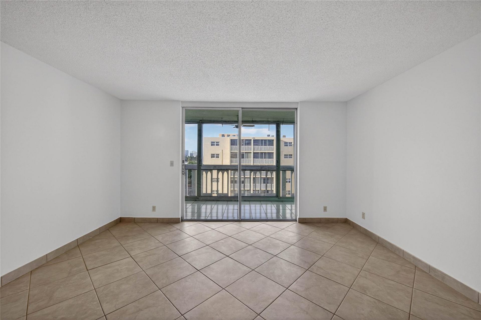 610 NE 12th Avenue, Unit 601, Hallandale Beach, FL 33009 Photo