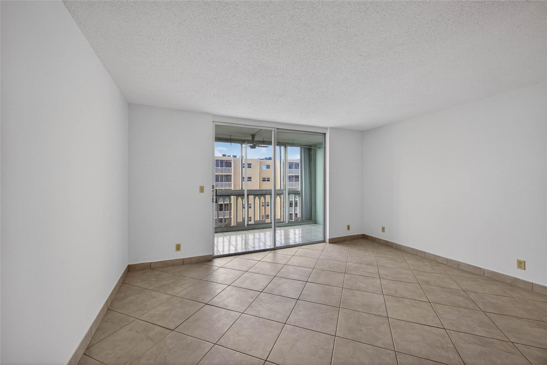610 NE 12th Avenue, Unit 601, Hallandale Beach, FL 33009 Photo