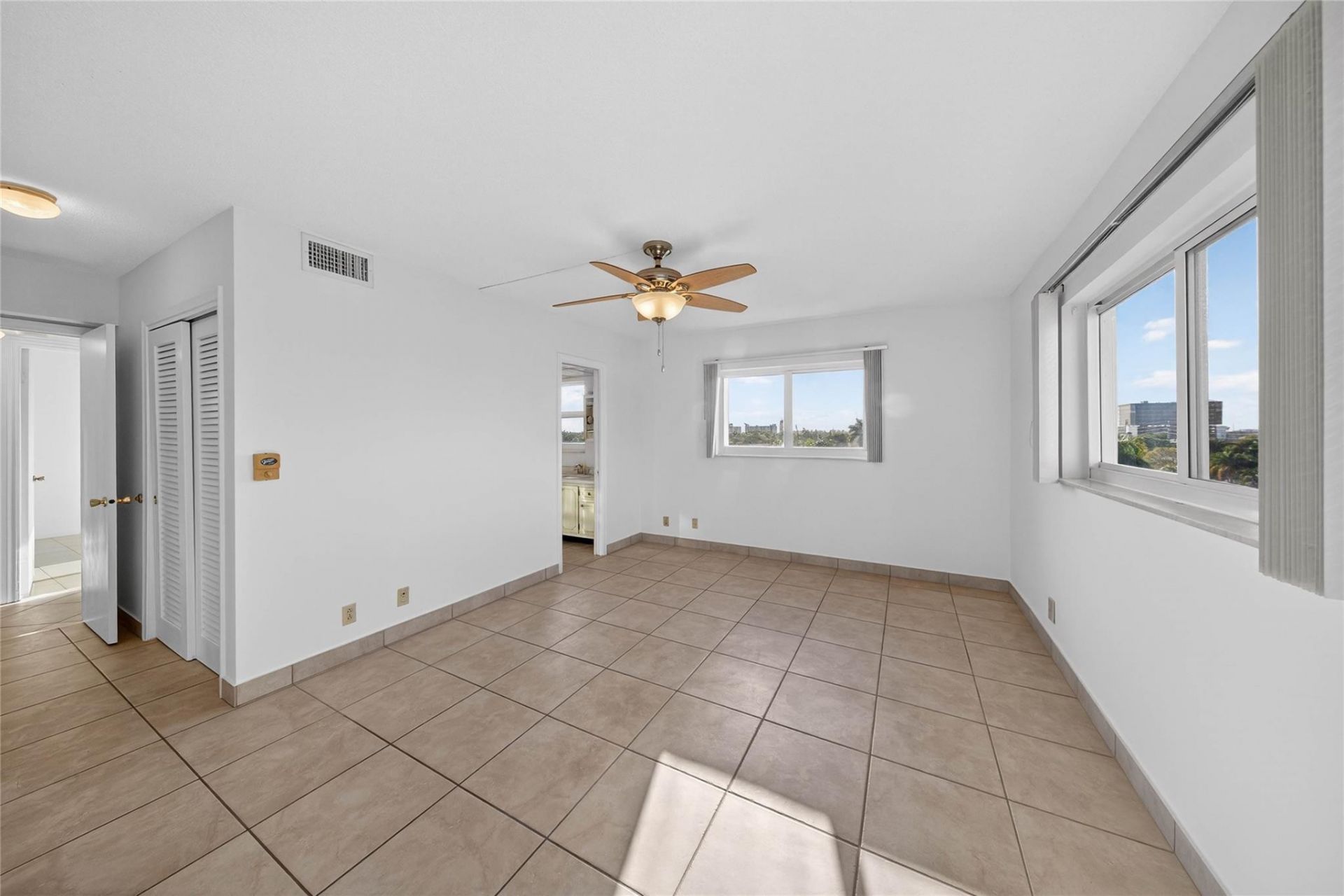 610 NE 12th Avenue, Unit 601, Hallandale Beach, FL 33009 Photo