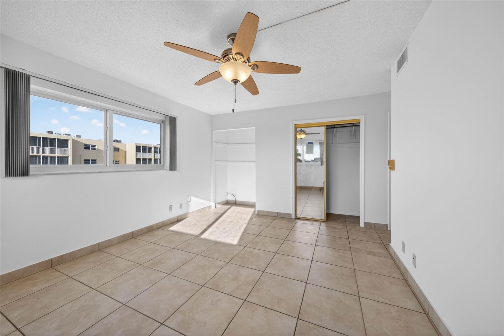 610 NE 12th Avenue, Unit 601, Hallandale Beach, FL 33009 Photo