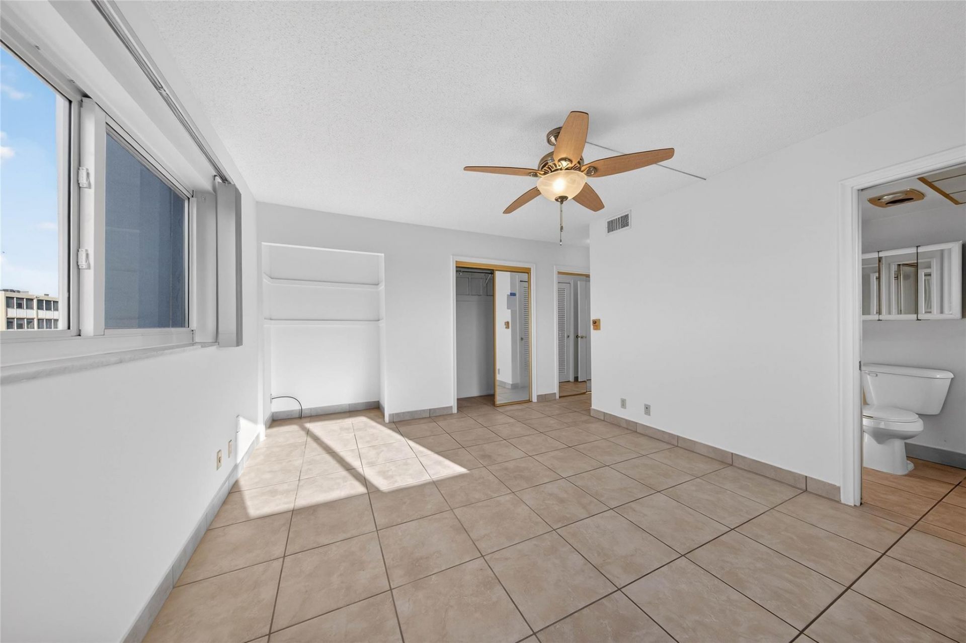 610 NE 12th Avenue, Unit 601, Hallandale Beach, FL 33009 Photo