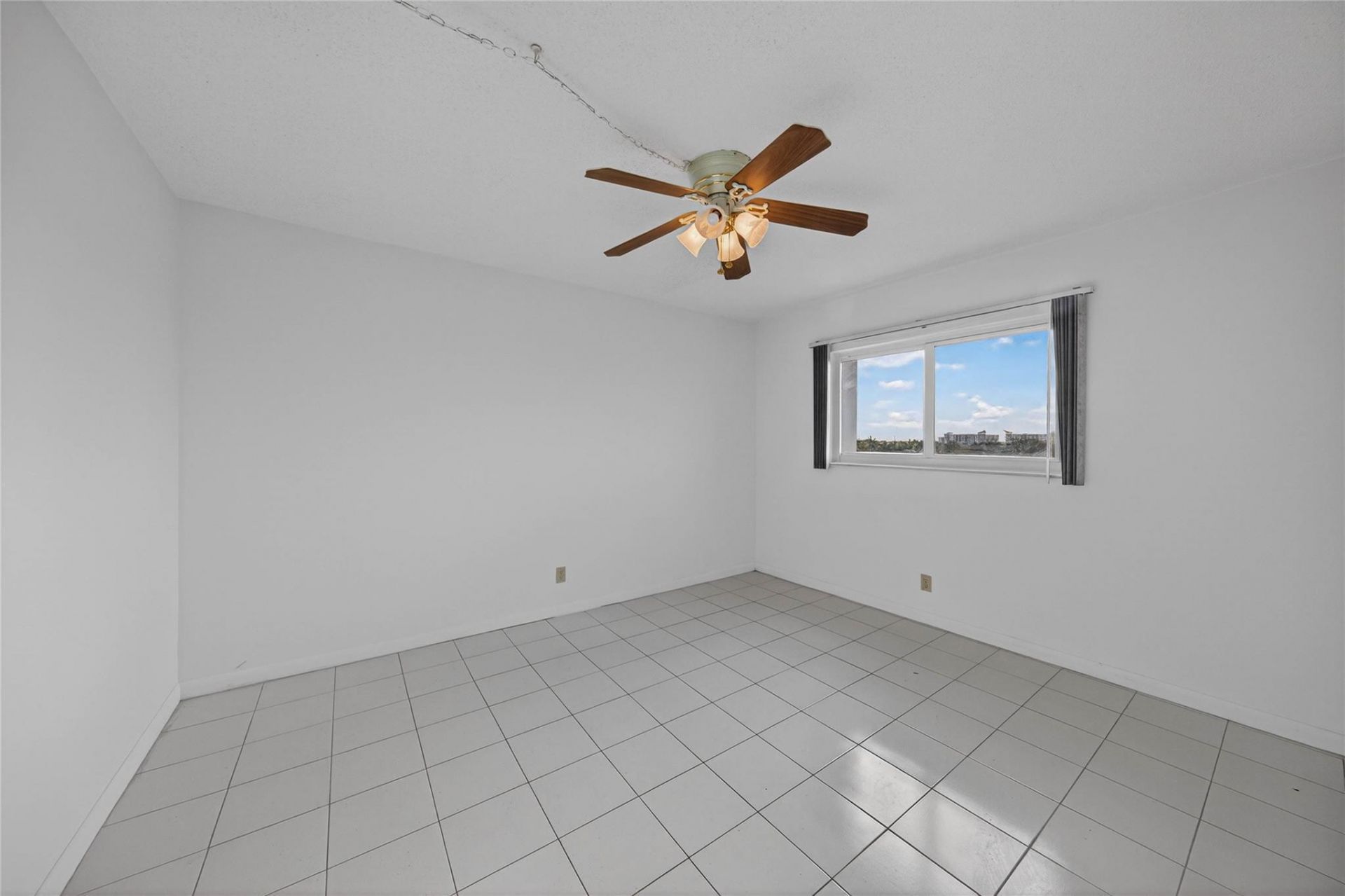 610 NE 12th Avenue, Unit 601, Hallandale Beach, FL 33009 Photo
