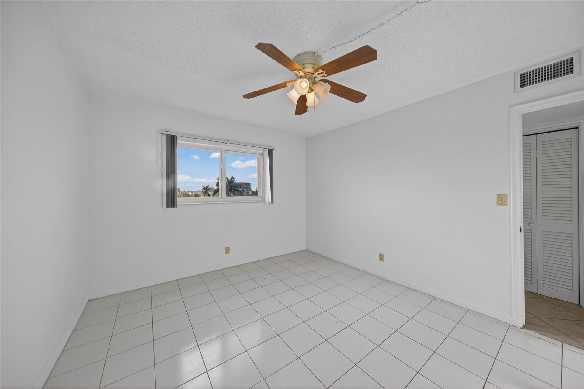 610 NE 12th Avenue, Unit 601, Hallandale Beach, FL 33009 Photo