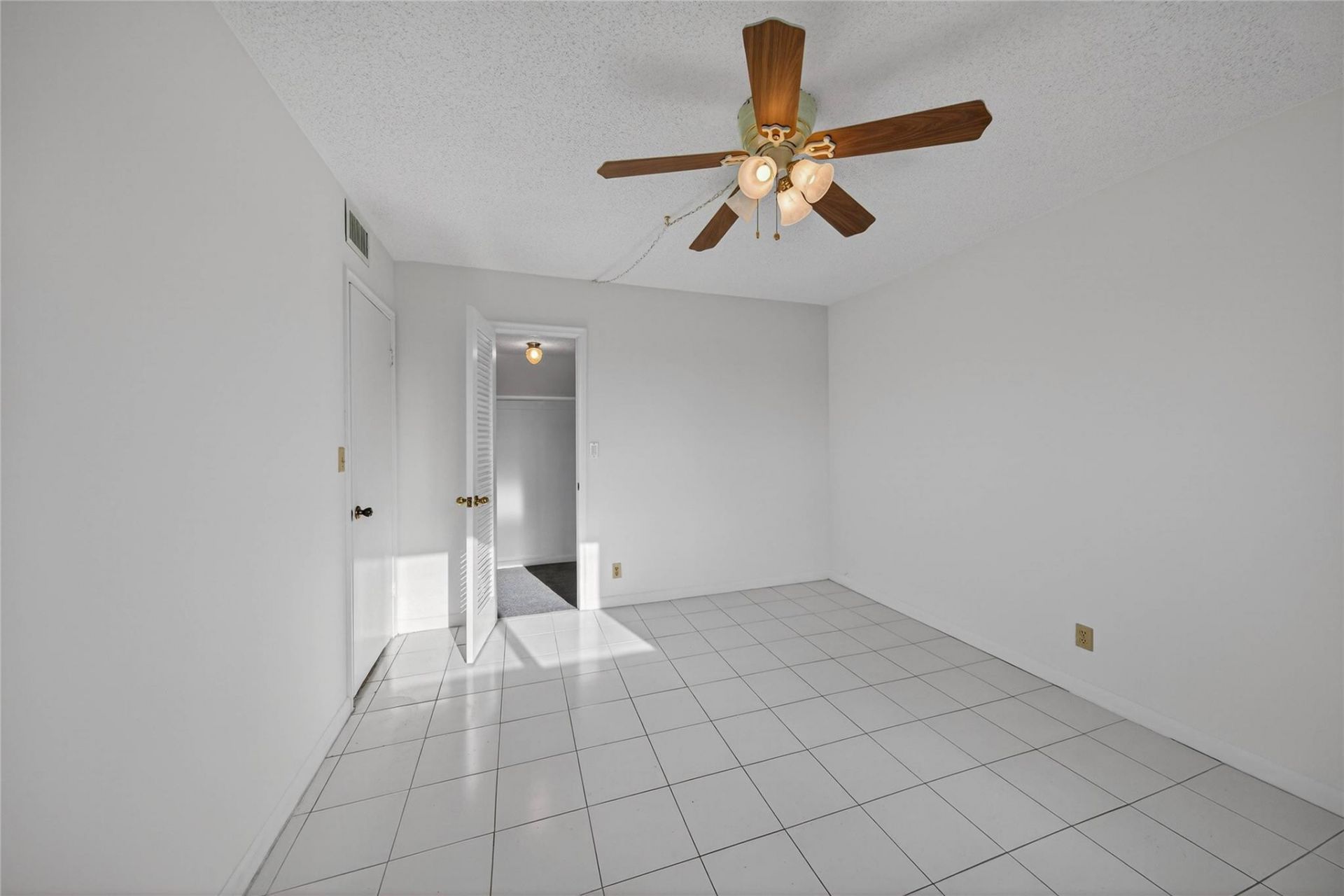 610 NE 12th Avenue, Unit 601, Hallandale Beach, FL 33009 Photo