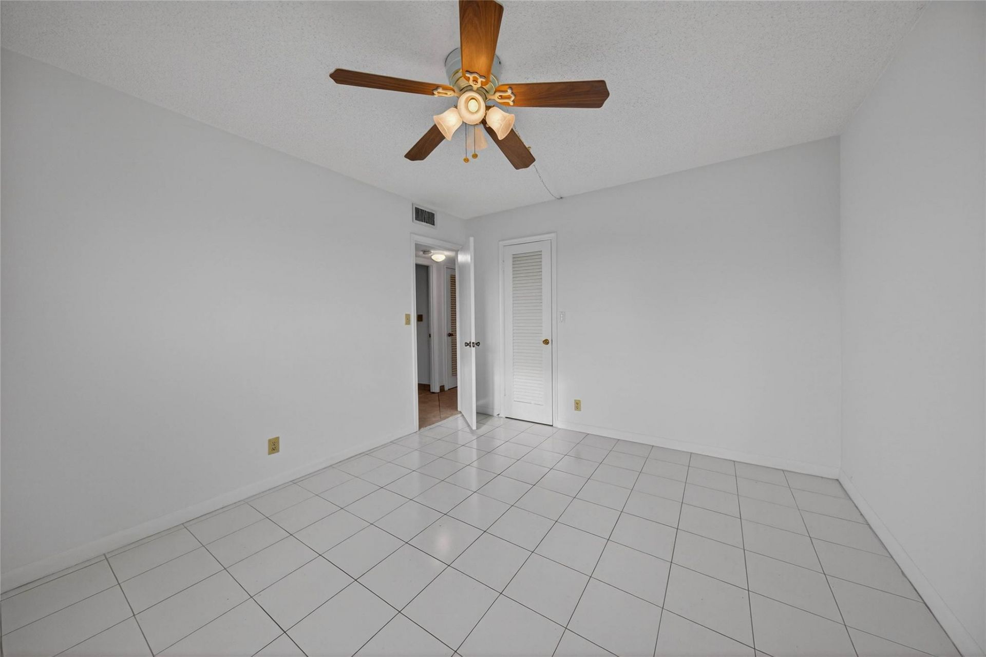610 NE 12th Avenue, Unit 601, Hallandale Beach, FL 33009 Photo