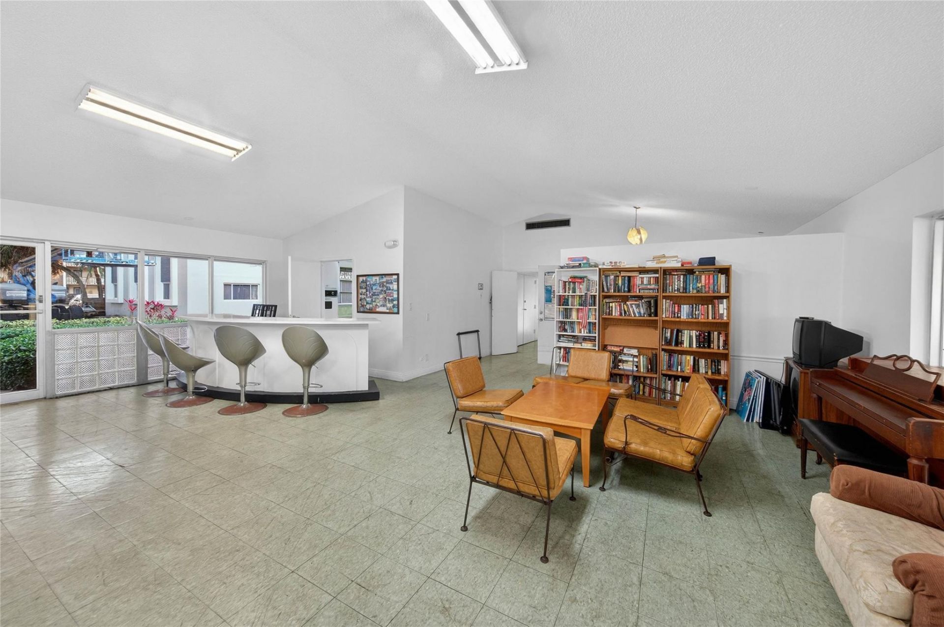 610 NE 12th Avenue, Unit 601, Hallandale Beach, FL 33009 Photo