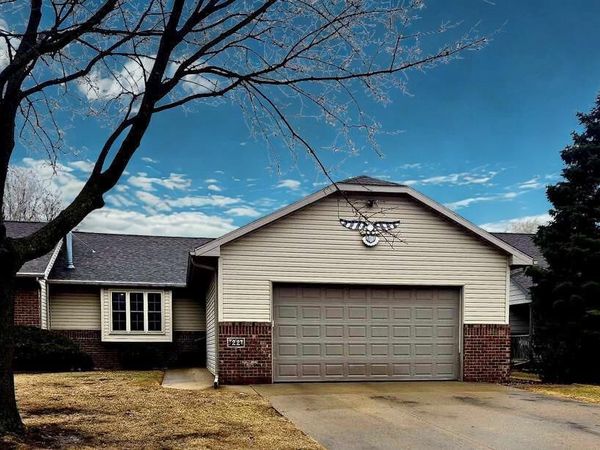 22 SPENCER VILLAGE COURT, Appleton, WI 54914