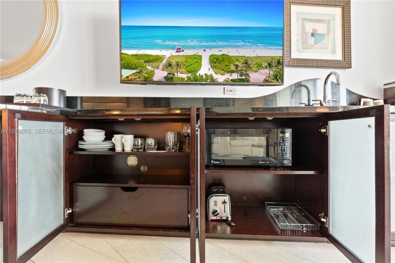 4391 Collins Ave, Unit 412, Miami Beach, FL 33140 Photo