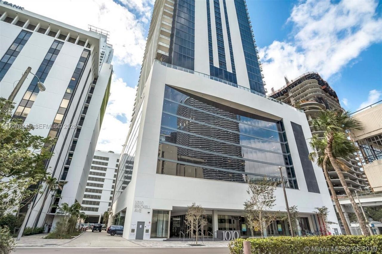 1010 Brickell Ave, Unit 4208, Miami, FL 33131 Photo