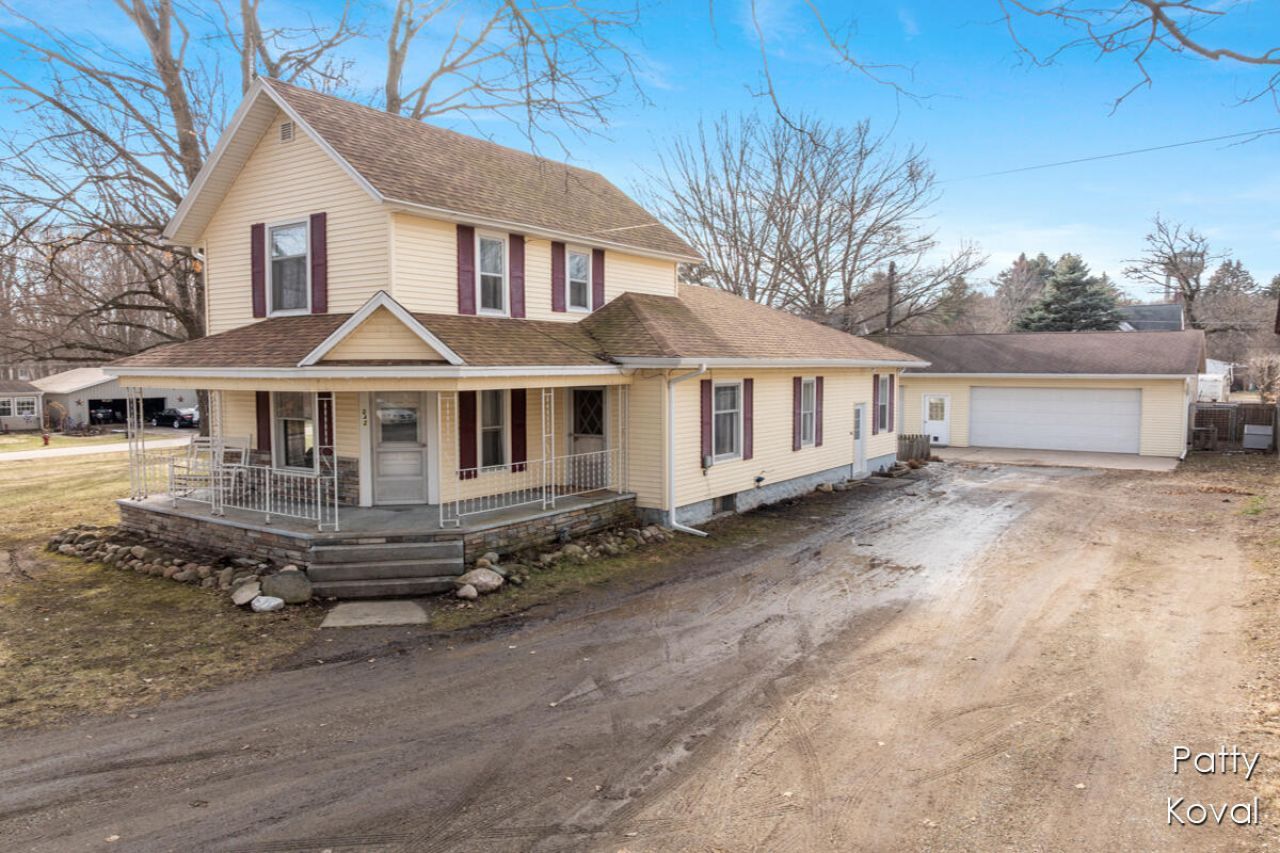 242 S Maple Street, Freeport, MI 49325 Main Photo