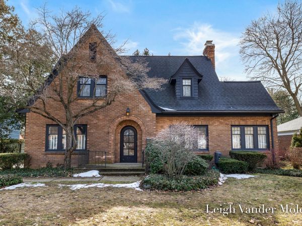 414 Cheshire Drive NE, Grand Rapids, MI 49505