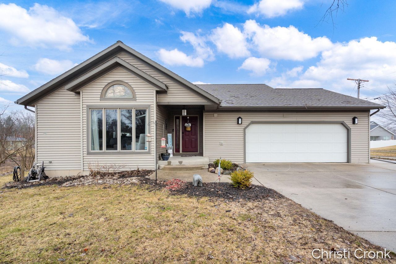 271 E Beech Street Ne, Cedar Springs, MI 49319 Main Photo