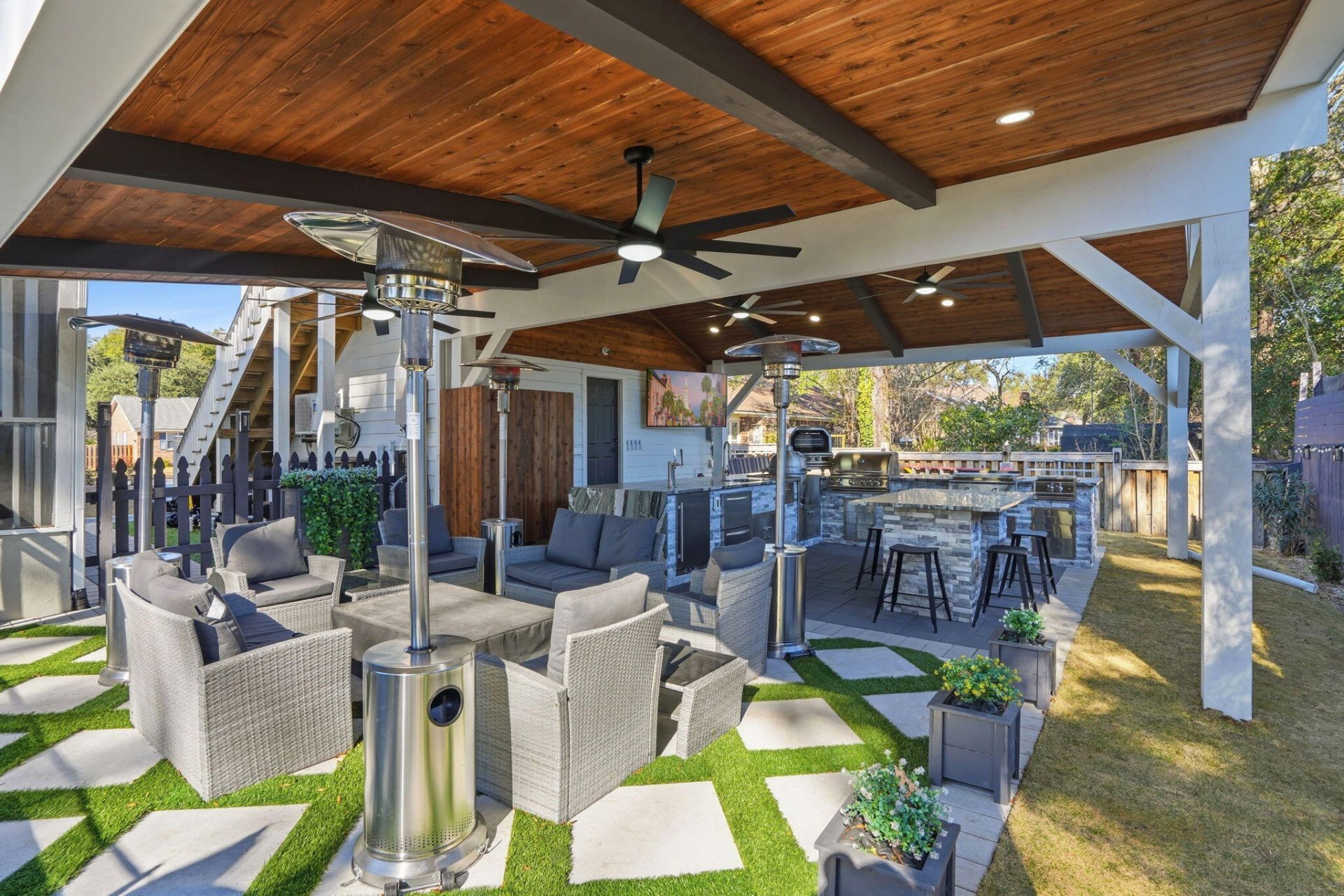 1055 Stonehenge Drive Photo 4